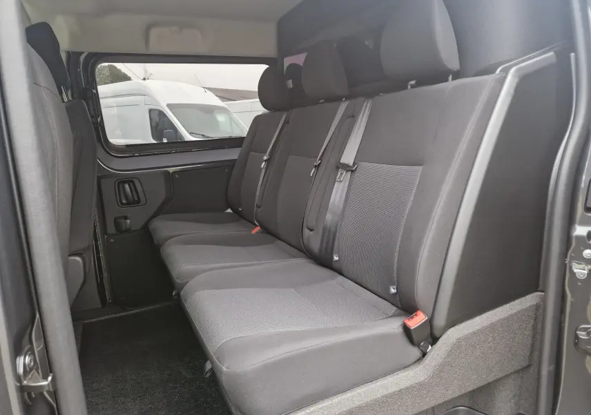 Vue intérieure côté droit des sièges arrière gris foncé du Citroën Jumpy Cabine Approfondie 2025, version 5 places.