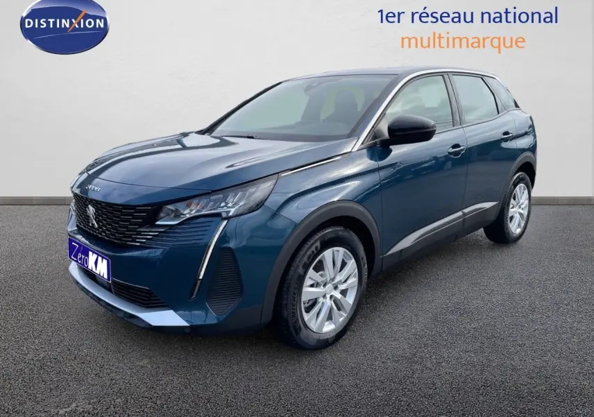 Peugeot 3008 bleu Célèbes métal en 3/4 avant droit, mettant en valeur ses phares LED et sa calandre noire.