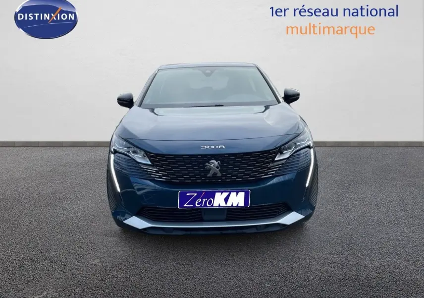 Vue frontale d'un Peugeot 3008 bleu Célèbes métal avec calandre noire et feux LED allumés.