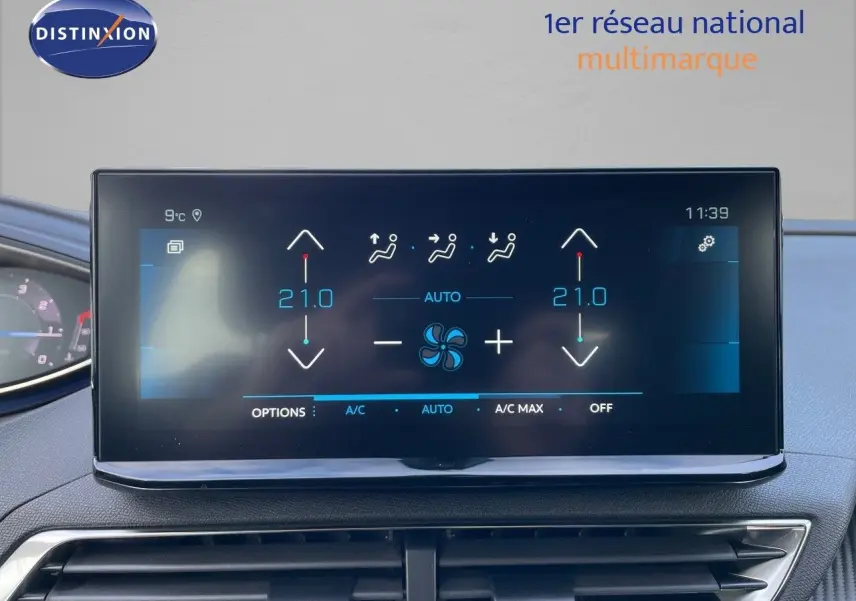 Écran tactile de climatisation automatique du Peugeot 3008 bleu Célebès métal, affichage digital clair et moderne.