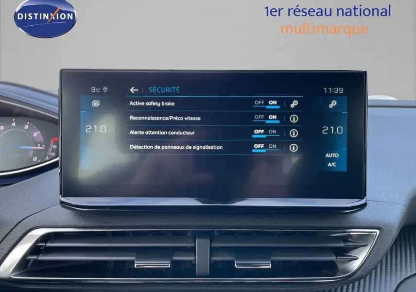 Écran tactile central du tableau de bord du Peugeot 3008 2023 affichant les options de sécurité activées.