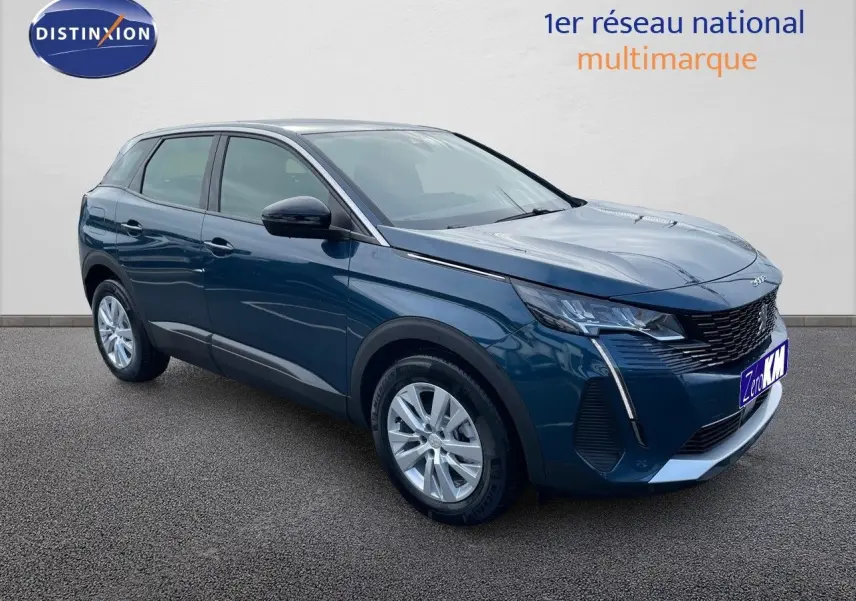 Peugeot 3008 bleu Célèbes métal en 3/4 avant droit, SUV compact avec signature lumineuse LED distinctive.