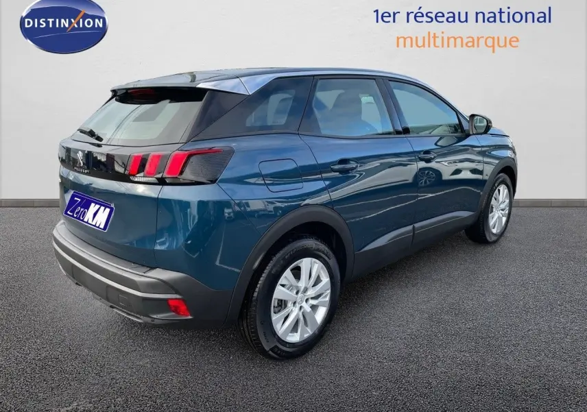 Peugeot 3008 bleu Célèbes métal en vue 3/4 arrière droit, avec feux arrière à griffes rouges distinctifs.