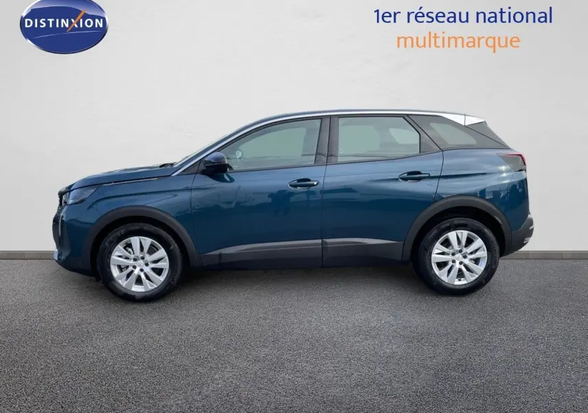 Profil latéral droit d'un Peugeot 3008 2023 bleu Célèbes métallisé avec toit blanc et jantes argentées.