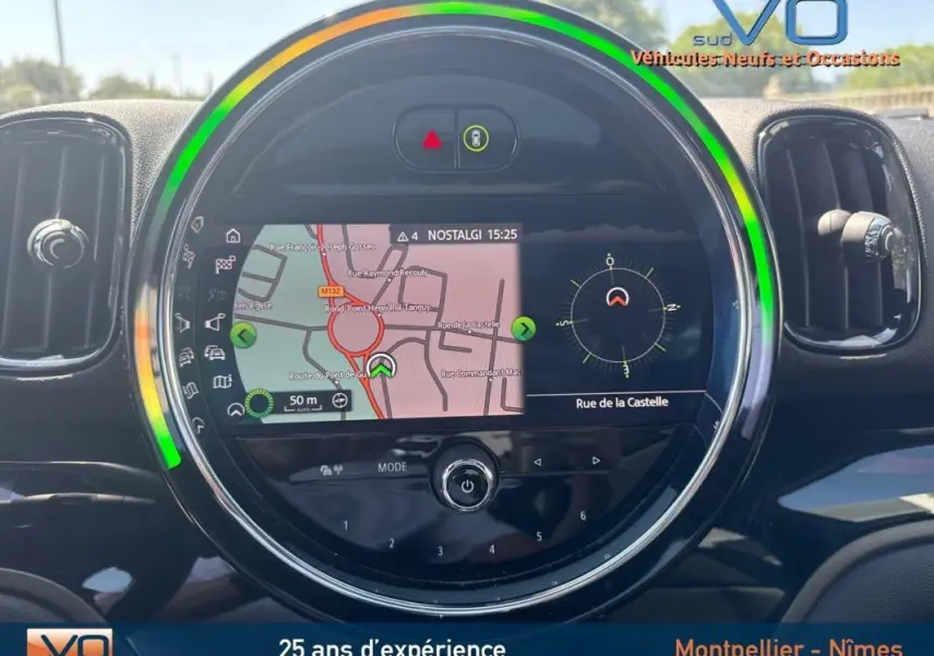 Écran tactile central avec GPS et boussole dans le tableau de bord d'une MINI Countryman gris clair, vue intérieure frontale.