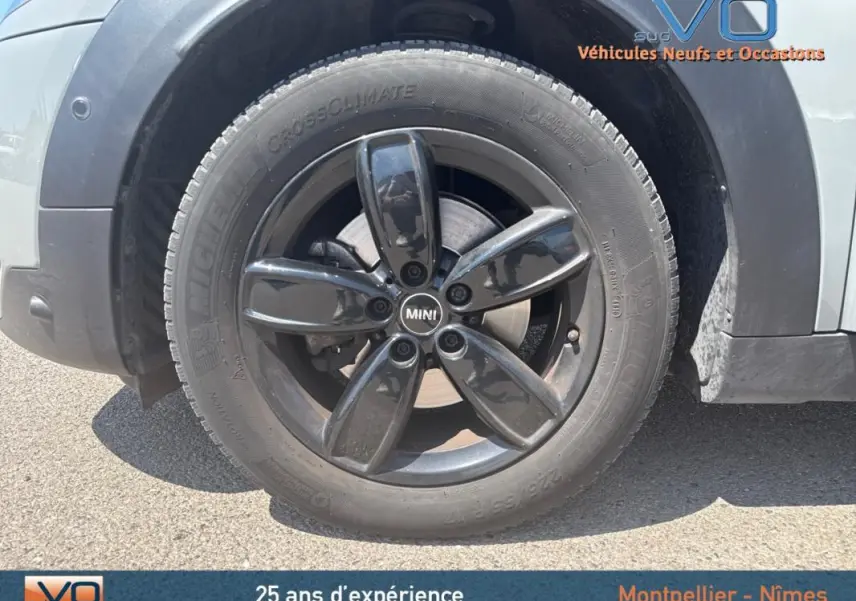 Gros plan sur la jante alliage noire 17 pouces du côté avant droit d'une MINI Countryman gris clair F60 LCI 2021.