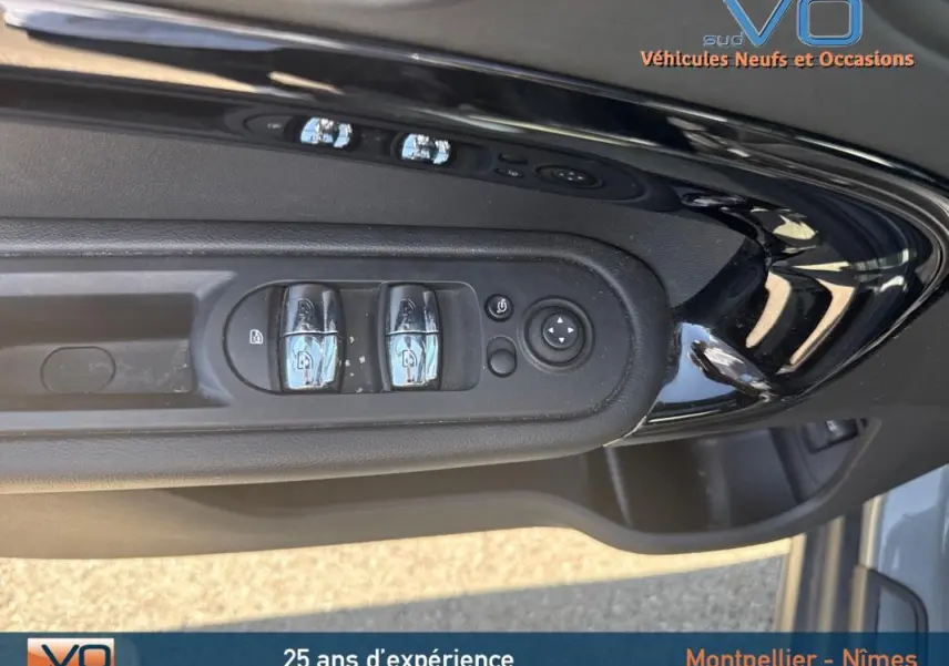 Gros plan sur les commandes de lève-vitres et rétroviseurs côté gauche d'une MINI Countryman gris clair 2021.