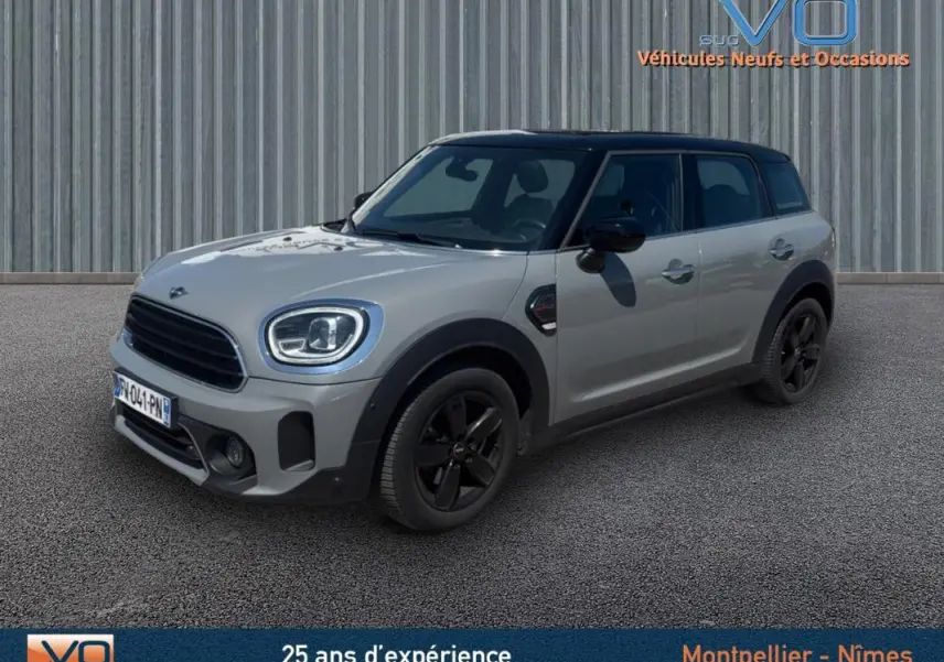 MINI Countryman gris clair vue 3/4 avant droit avec toit noir et jantes alliage noires de 17 pouces