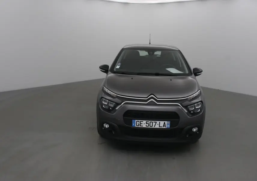 Vue avant d'une Citroën C3 gris platinium 2022 avec feux LED distinctifs et calandre noire.