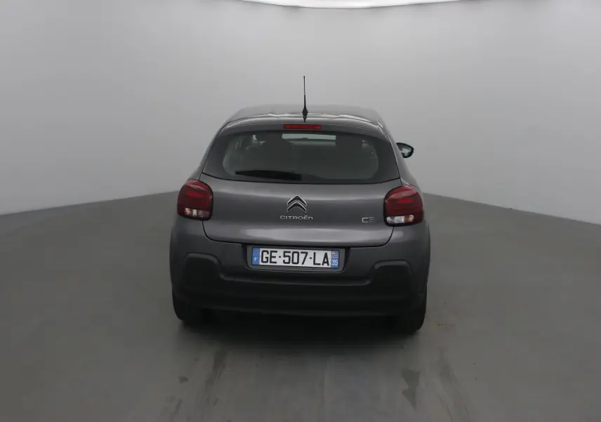 Vue arrière d'une Citroën C3 gris platinium 2022, avec feux arrière rouges et plaque d'immatriculation française visible.