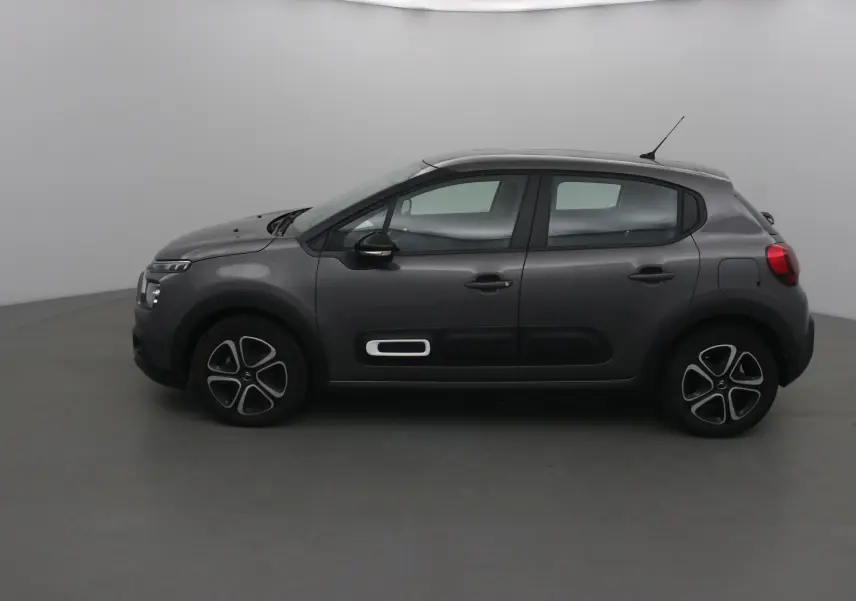 Profil droit d'une Citroën C3 gris platinium 2022 avec protections latérales noires et jantes distinctives.