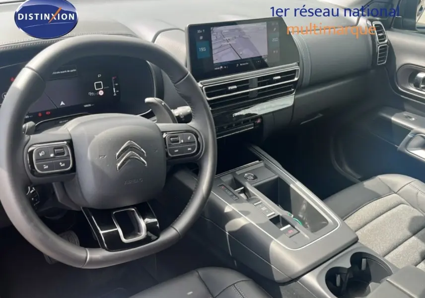 Vue intérieure avant du Citroën C5 Aircross noir métal 2025, avec tableau de bord digital et console centrale moderne.