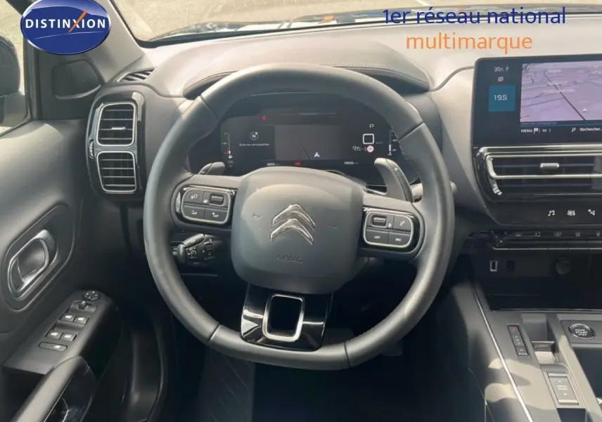 Vue intérieure centrée sur le volant et tableau de bord du Citroën C5 Aircross noir métal, avec écran tactile et commandes au volant.