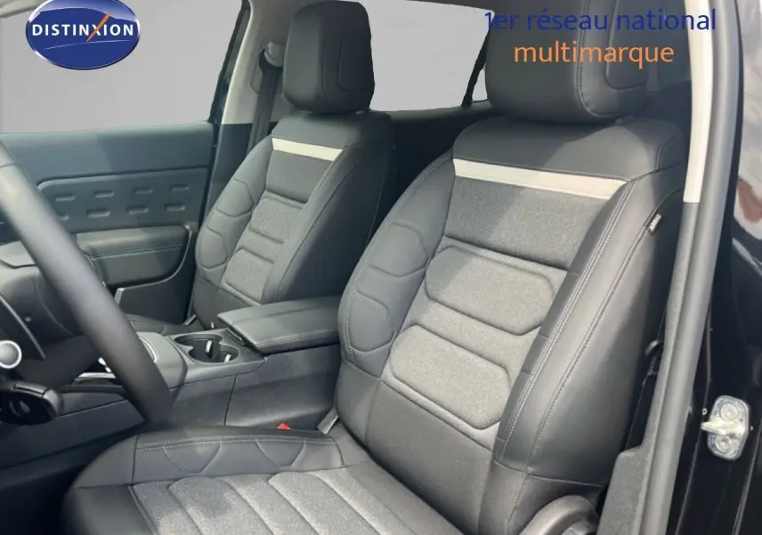 Vue intérieure côté conducteur du Citroën C5 Aircross noir métal 2025, sièges en cuir et tissu gris avec surpiqûres.