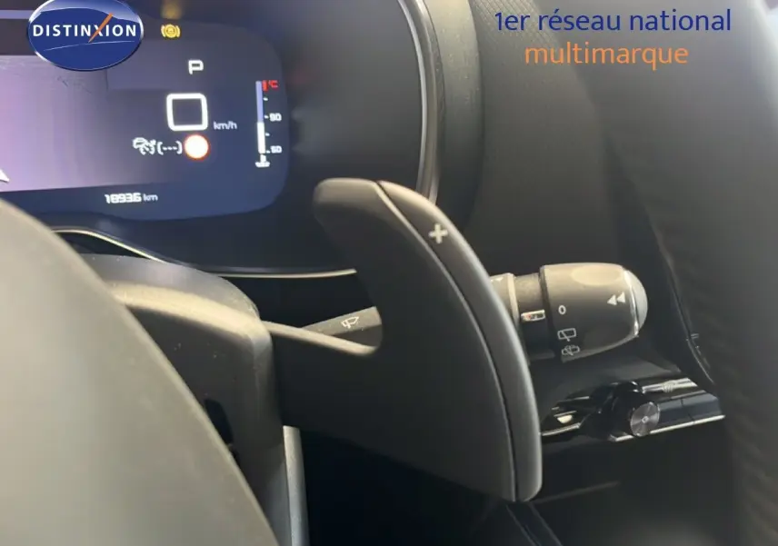 Gros plan sur la palette de changement de vitesse droite et le tableau de bord numérique d’un Citroën C5 Aircross noir métal.
