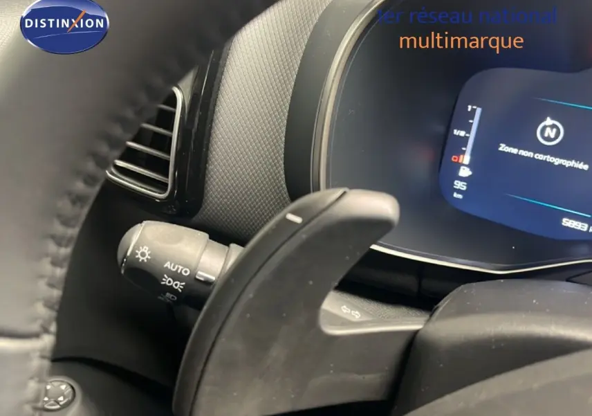 Gros plan sur la commande au volant et le tableau de bord numérique d’un Citroën C5 Aircross noir métal.