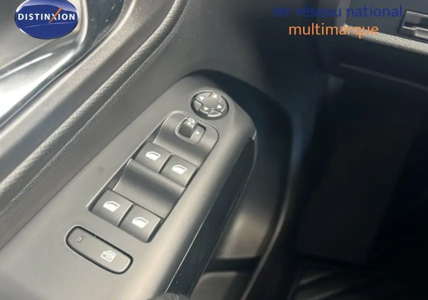 Gros plan sur les commandes des vitres électriques côté gauche d’un Citroën C5 Aircross noir métal 2025.