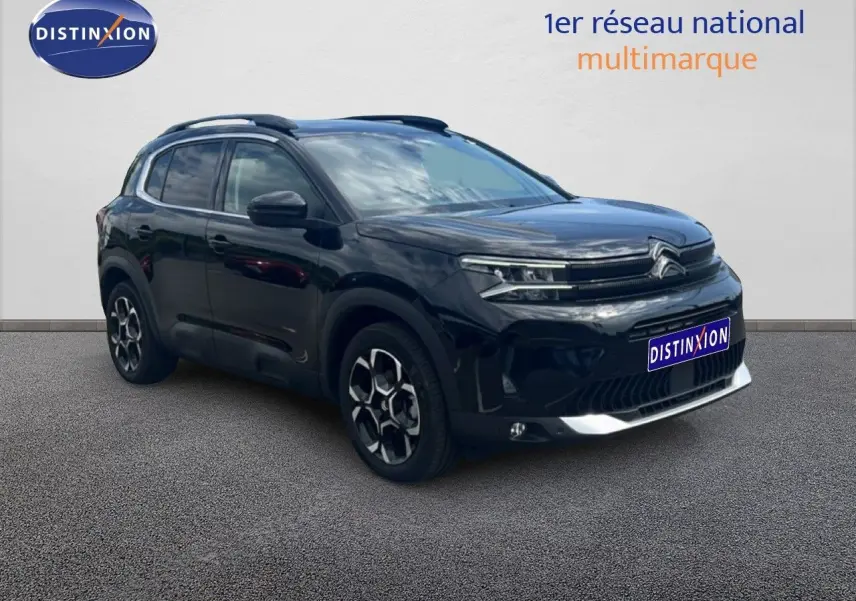 SUV Citroën C5 Aircross noir métal en 3/4 avant droit avec jantes bi-ton et calandre distinctive.