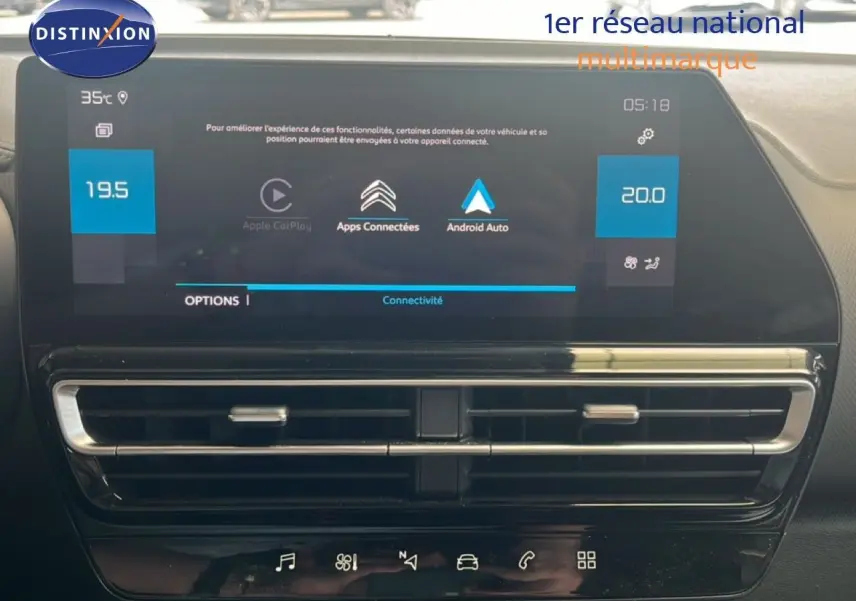 Écran tactile central de la Citroën C5 Aircross noir métal 2025 affichant Apple CarPlay et Android Auto.