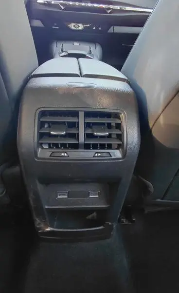 Vue intérieure arrière du DS4 Hybride E-Tense 225 Bastille 2024, montrant la console centrale avec aérateurs et ports USB.