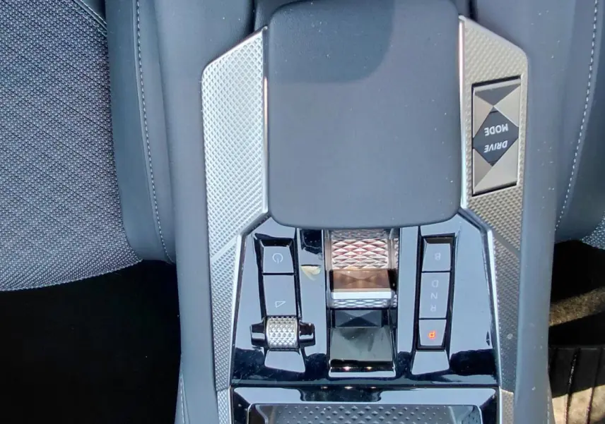 Vue rapprochée de la console centrale du DS4 2024 hybride gris, avec commandes de boîte automatique et bouton Drive Mode.