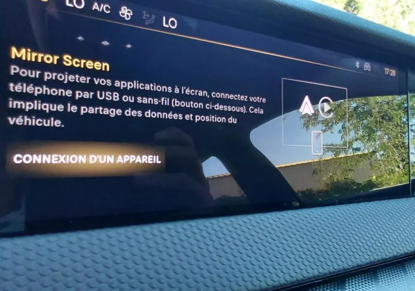 Écran tactile intérieur du DS4 Hybride E-Tense 225 Bastille 2024, affichant la fonction Mirror Screen.
