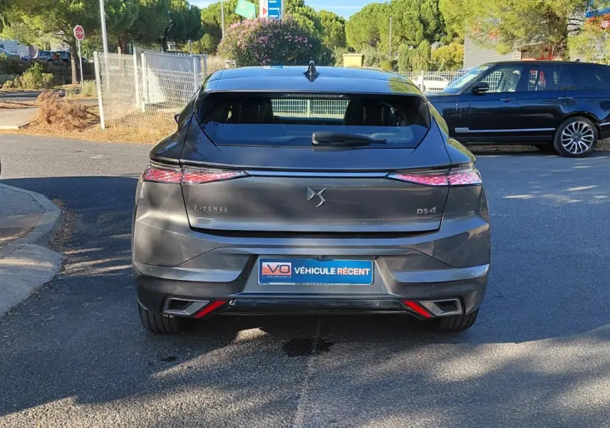 Vue arrière d'un DS4 gris 2024 Hybride E-Tense, mettant en valeur ses feux fins et son design moderne.