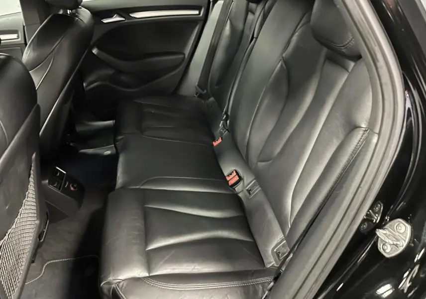 Vue côté droit de la banquette arrière en cuir noir de l'Audi A3 1.4 TFSI e-tron S line 2015 avec sellerie cuir.
