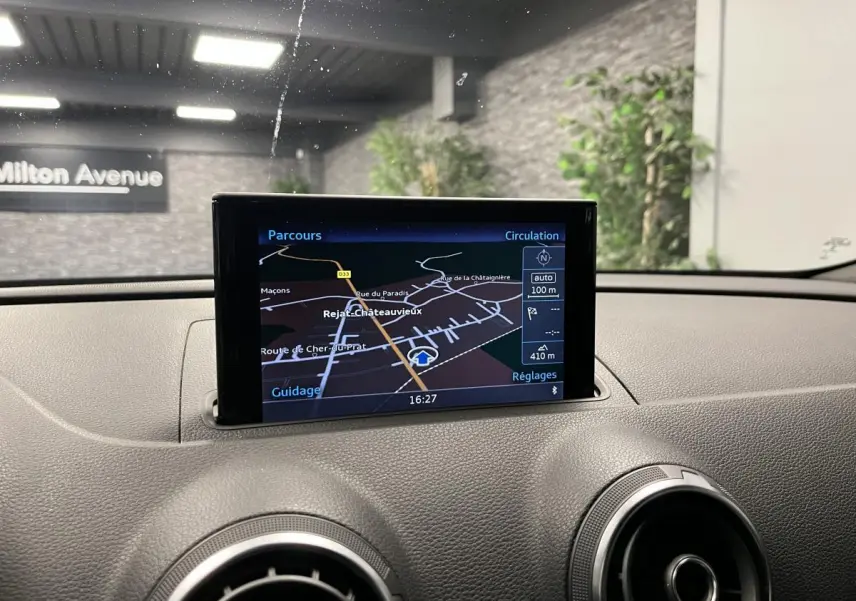 Écran MMI GPS Plus affichant la navigation sur le tableau de bord d'une Audi A3 1.4 TFSI e-tron S line noire.