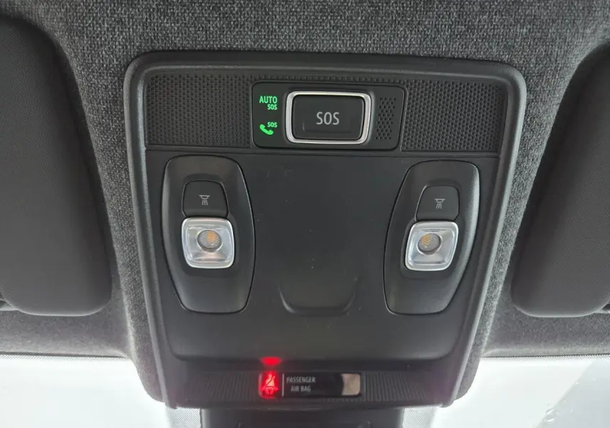 Plafonnier intérieur avec bouton SOS et éclairages de lecture dans une Renault Clio 2025 gris schiste métal.