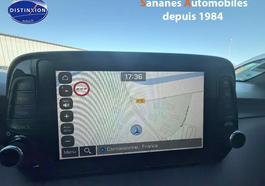 Vue de face de l'écran tactile du Hyundai Tucson gris foncé 2020 avec système de navigation affiché.
