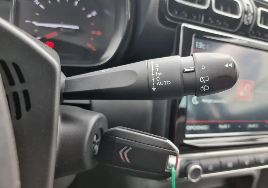 Gros plan sur la commande d’essuie-glace côté droit du tableau de bord du Citroën C3 Aircross gris Artence.