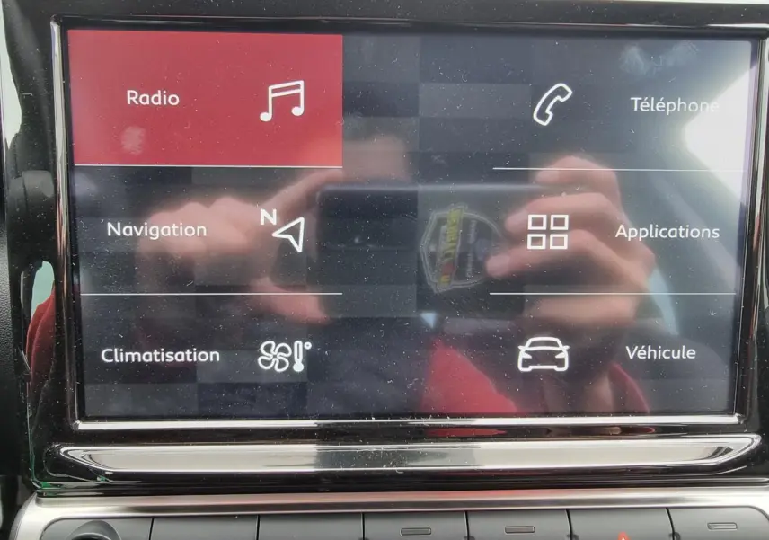 Écran tactile 9 pouces de la Citroën C3 Aircross gris Artence affichant les options radio, navigation et climatisation.