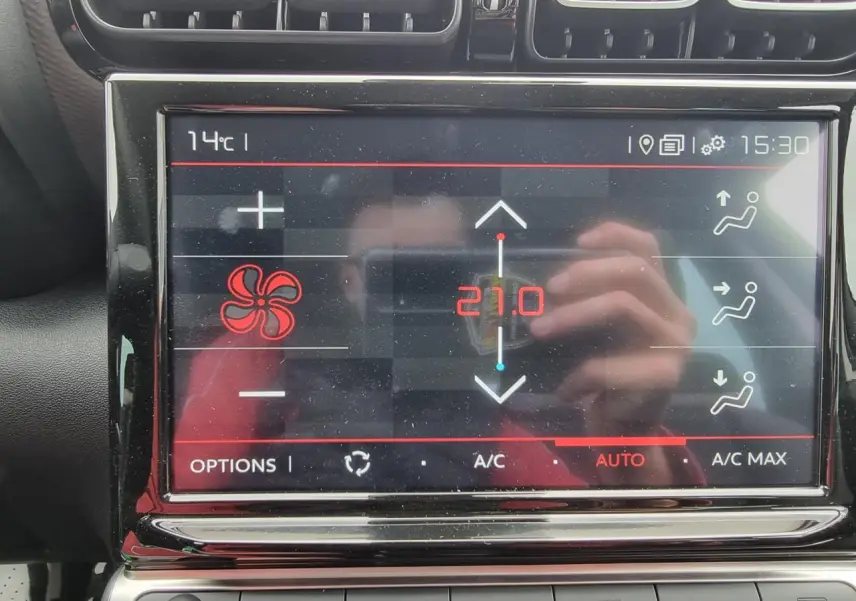 Écran tactile central de la Citroën C3 Aircross gris Artence montrant la climatisation à 21°C en mode automatique.