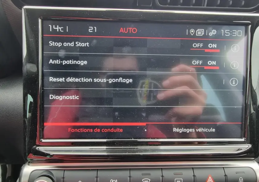 Écran tactile central du tableau de bord du Citroën C3 Aircross Phase 2 affichant les réglages de conduite.