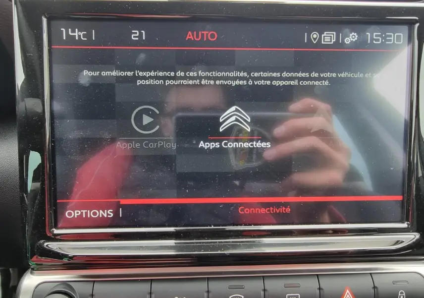 Écran tactile central du Citroën C3 Aircross 2022 affichant les options de connectivité avec interface Apple CarPlay.