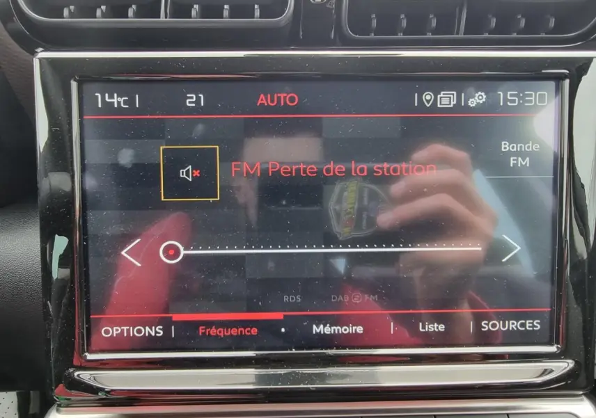 Écran tactile central de la Citroën C3 Aircross affichant la radio FM en mode silencieux à 15h30.