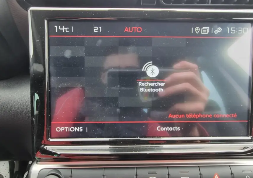 Vue rapprochée de l'écran tactile central du Citroën C3 Aircross affichant la recherche Bluetooth, intérieur noir.