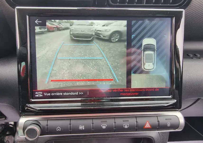 Écran tactile central montrant la caméra de recul et la vue 360° du Citroën C3 Aircross gris Artence, intérieur avant.