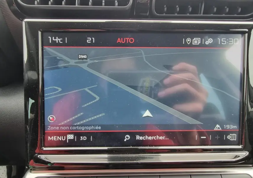 Écran tactile GPS 9 pouces du Citroën C3 Aircross gris, affichant une carte avec navigation en cours.