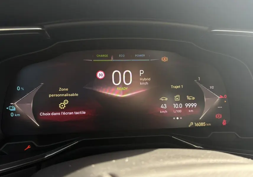 Tableau de bord numérique du DS7 1.6 E-Tense 225, affichage hybride avec infos de conduite et autonomie.