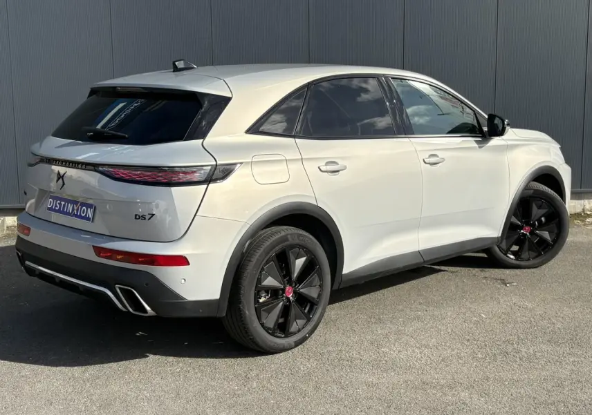 DS7 1.6 E-Tense 225 en Cristal Pearl, vue 3/4 arrière droit, jantes alliage noires et feux arrière LED 3D.
