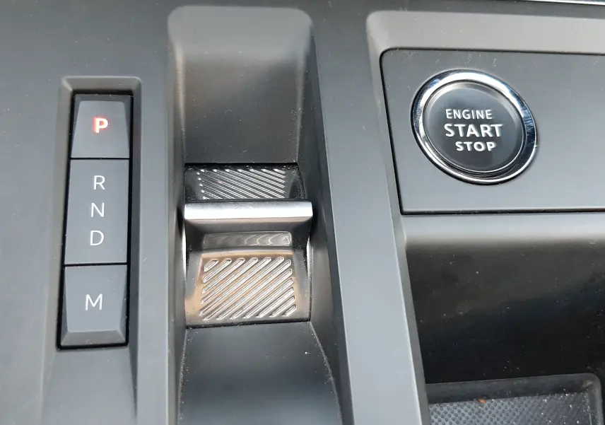 Gros plan sur la console centrale du Citroën C5 Aircross Hybrid 136 e-DCS6 Max, avec molette de sélection de vitesse et bouton start/stop.