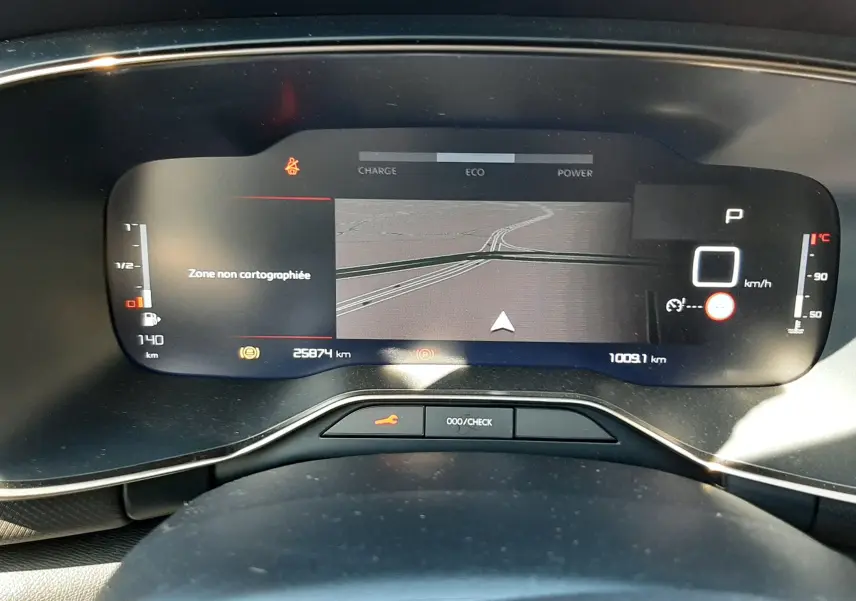 Vue rapprochée du tableau de bord numérique du Citroën C5 Aircross Hybrid 136 e-DCS6 Max affichant la navigation et les indicateurs.