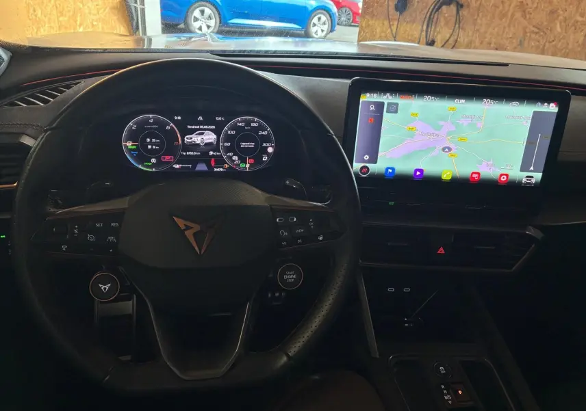 Vue intérieure du tableau de bord et volant noir du CUPRA Formentor 1.4 E-HYBRID 245 DSG6 VZ avec écran tactile GPS allumé.