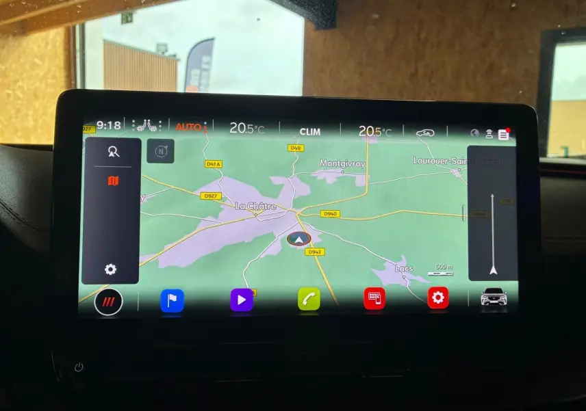 Écran tactile intérieur du CUPRA Formentor 1.4 hybride 2024 affichant la navigation avec carte et température à 20,5°C.