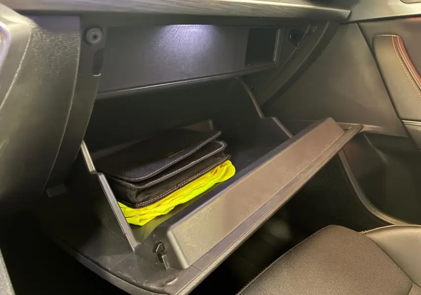 Gant de boîte à gants ouvert côté passager dans l’habitacle noir du CUPRA Formentor 1.4 E-HYBRID 2024.