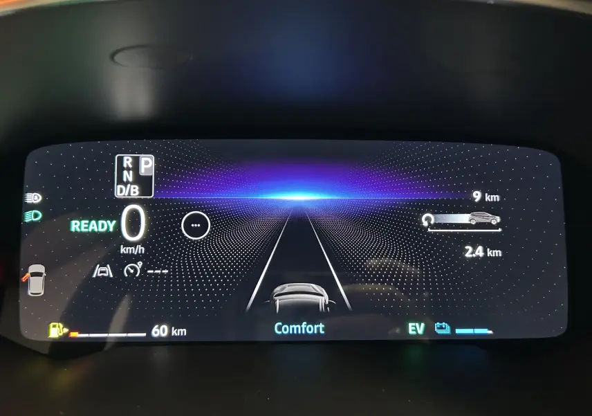 Affichage numérique du tableau de bord Renault Captur hybride, montrant la vitesse à 0 km/h et l'autonomie restante.