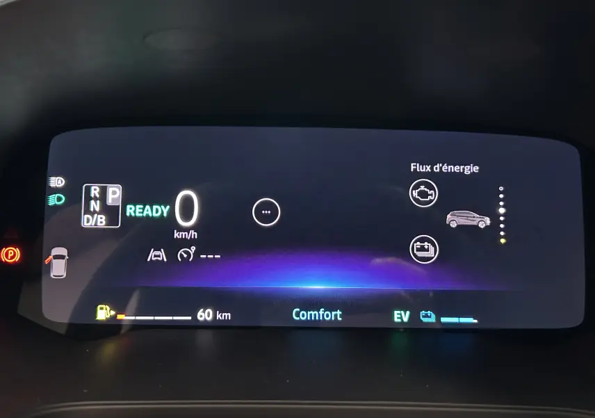 Tableau de bord numérique du Renault Captur hybride, affichant la vitesse à 0 km/h et le mode confort en EV.
