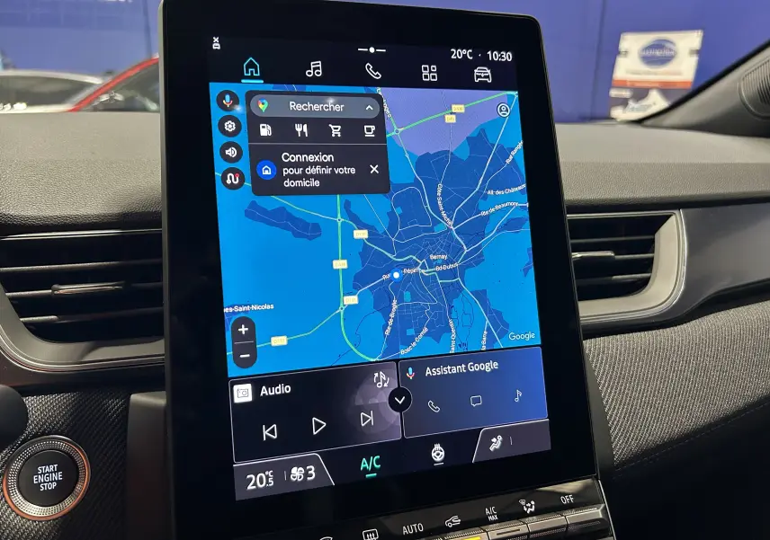 Écran tactile central du tableau de bord du Renault Captur blanc nacré, affichant la navigation GPS en intérieur.